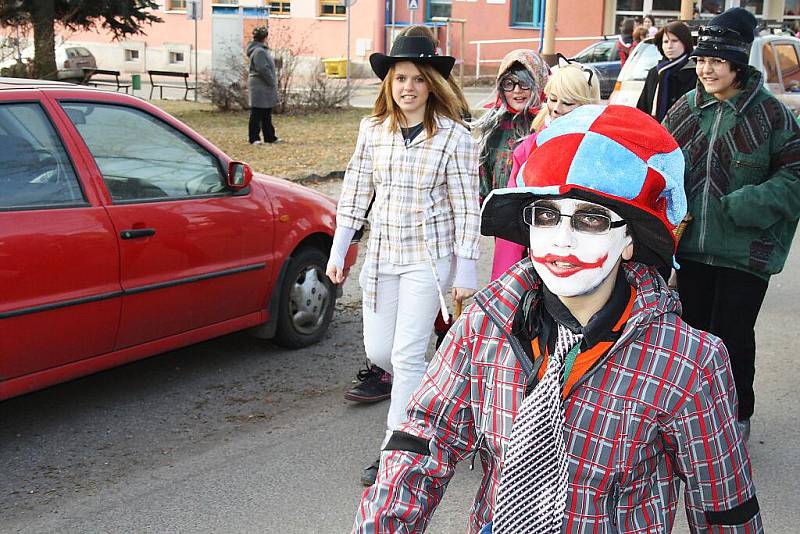 Masopustní průvod ve Dvoře Králové zorganizovala ZŠ Podharť