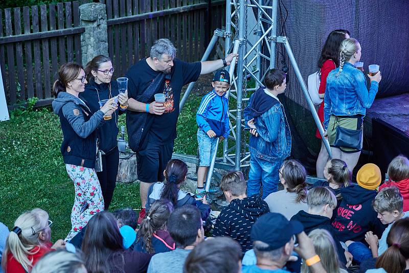 Koncert písničkáře Pokáče zahájil Kulturní léto na Štěrbově vile na Přehradě Les Království.