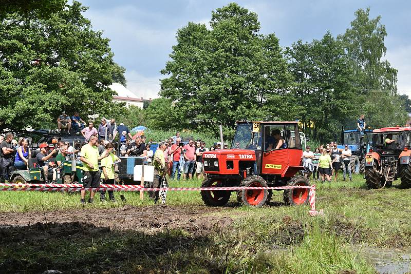 Traktoriáda ve Vítězné přinesla divácky atraktivní jízdu bahnem.