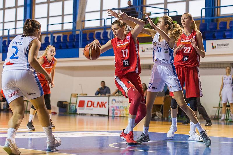 Z duelu Trutnov - Nymburk při basketbalovém turnaji O pohár města Trutnova.