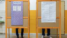 Druhé kolo senátních voleb ve Dvoře Králové nad Labem ve volebním okrsku ZŠ 5. května. V pátek odpoledne tam přišel volit i starosta Jan Jarolím.