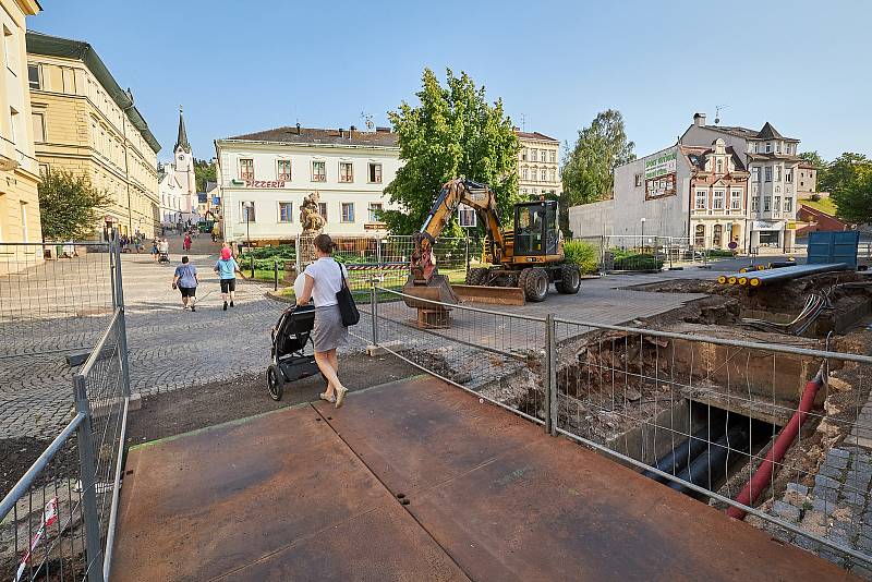 První část rekonstrukce pěší zóny v historickém jádru Trutnova se odehrává v úseku od Krakonošova náměstí po Svatojanské náměstí.