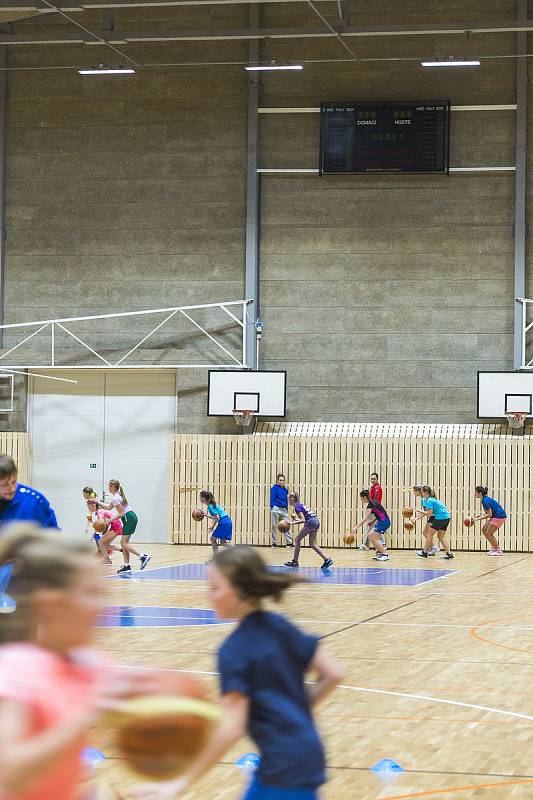 Sportovní hala trutnovského gymnázia je po sedmi měsících oprav od tohoto týdne v provozu.