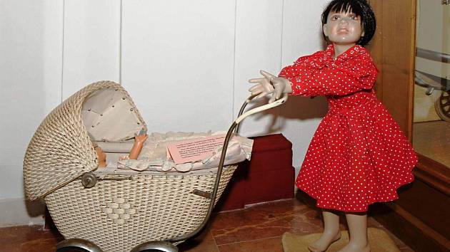 KOČÁRKY, doplněné panenkami, dětským oblečením a hračkami, jsou ve vrchlabském Krkonošském muzeu k vidění až do 4. května. Pocházejí ze sbírky Věry Čížkové.