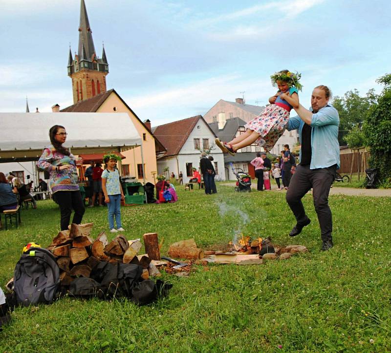 Zahradu za historickými domky ozářila Svatojánská noc