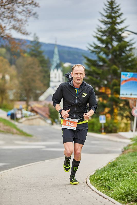 Běžecký maraton NaHoruRun vedl z Trutnova až na Černou horu a dolů do Janských Lázní.