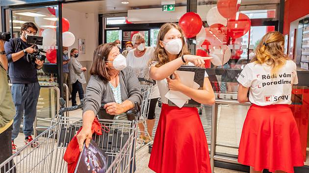 Trutnovská prodejna obchodního řetězce Kaufland přivítala ve středu 14. července první zákazníky při otevření po rekonstrukci.