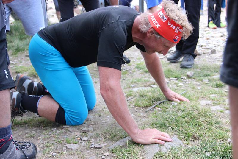 Slovenský horský nosič Vladimír Hižnay donesl na nejvyšší tuzemskou horu rekordních 165,5 kilogramu. Extrémní vynáška nákladu, kterou překonal dosavadní historické maximum, mu přitom trvala pouhé 2 hodiny a 29 minut.