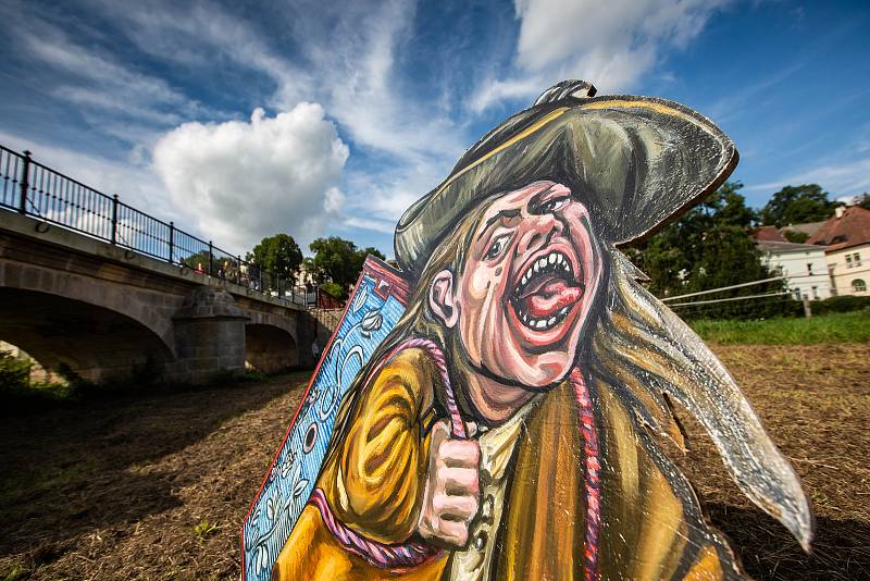 Trpaslíci v Kuksu - výstava při festivalu Theatrum Kuks. Trpaslíky vytvořily učitelky malby na Střední průmyslové škole kamenické a sochařské Hořice pod vedením Michaely Jezberové.