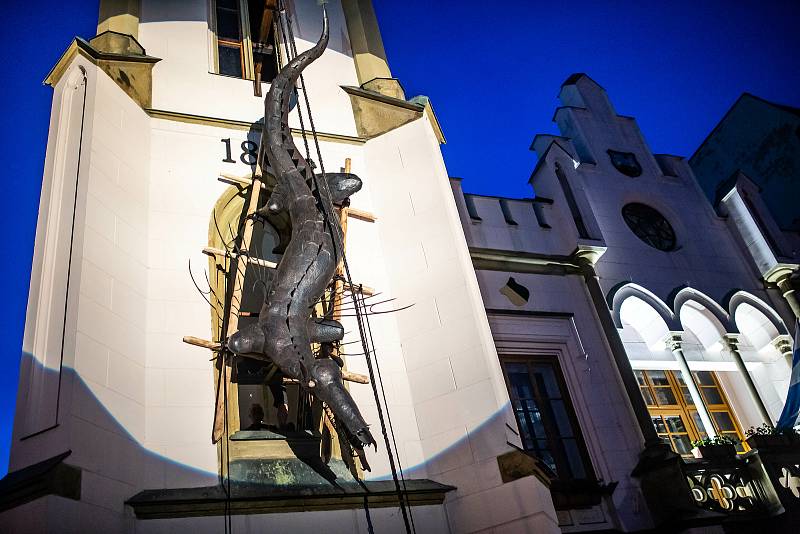 Trutnovský rituál byl dodržen. Po průvodu městem putoval šestimetrový kovový drak na věž Staré radnice.