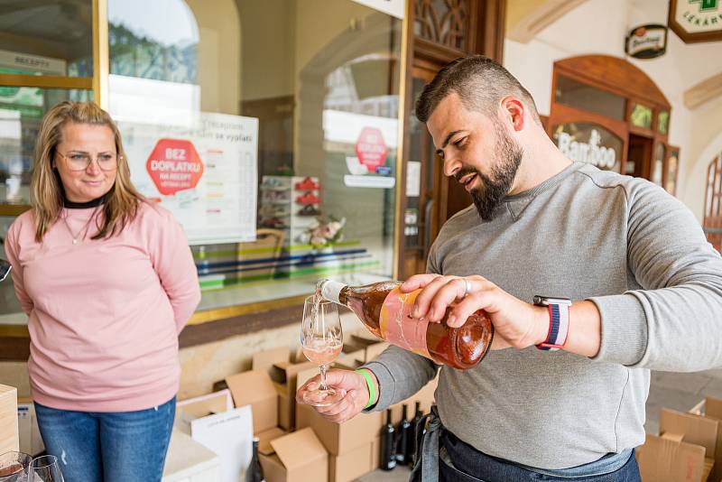 Lidé vyrazili v sobotu na Trutnovské vinařské slavnosti na Krakonošově náměstí.