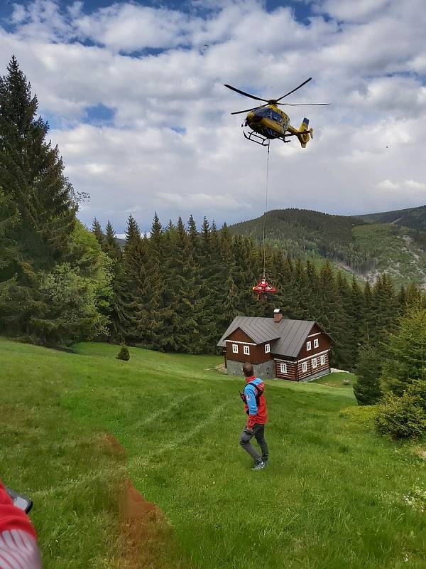 Vzhledem k terénu bylo vyloučené, aby žena mohla být šetrně dopravena k místu přistání vrtulníku. Posádka jí proto naložila do podvěsu a spolu s lékařem LZS s ní přeletěla na místo, kde mohli bezpečně přistát.