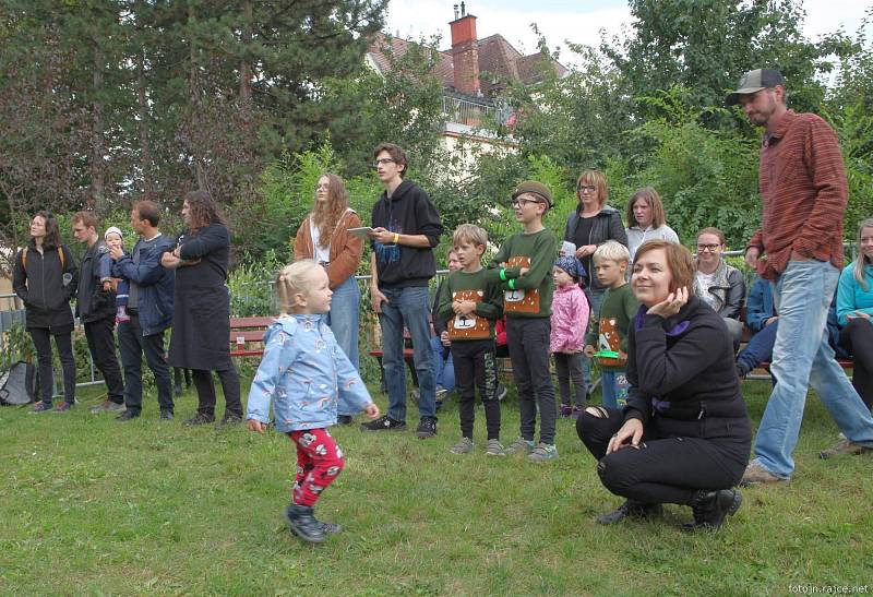 Otevřená farní zahrada ve Vrchlabí zvala na benefiční festival.