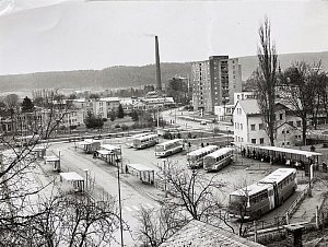 Historický snímek autobusového nádraží ve Dvoře Králové nad Labem.