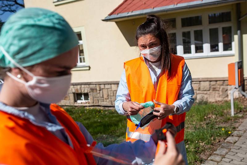 Ochranné pomůcky z Číny jsou terčem kritiky. Na jejich kvalitu si stěžoval i krajský náměstek pro zdravotnictví Aleš Cabicar.