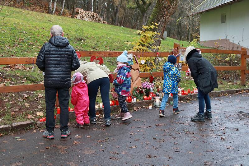 Lidé vyrazili 17. listopadu k chalupě Václava Havla na Hrádeček.