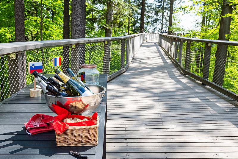 Vinná Stezka. Na krkonošské turistické atrakci ochutnávali návštěvníci tuzemská i zahraniční vína.