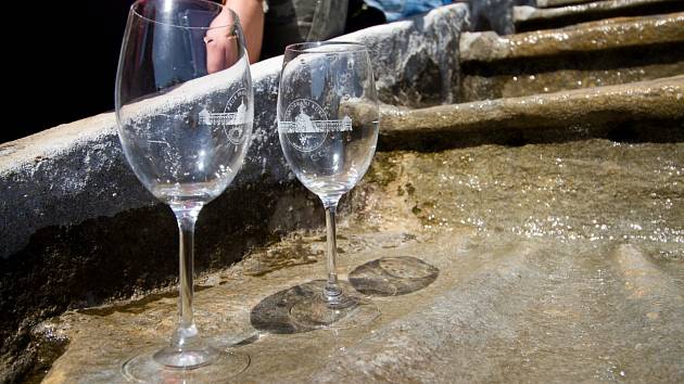 Při Vinobraní v Kuksu teklo po kaskádovém schodišti v barokním areálu v Kuksu víno.