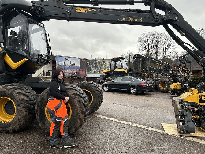 Valentýna Smutná studuje na trutnovské Lesárně obor operátor těžebně dopravních strojů