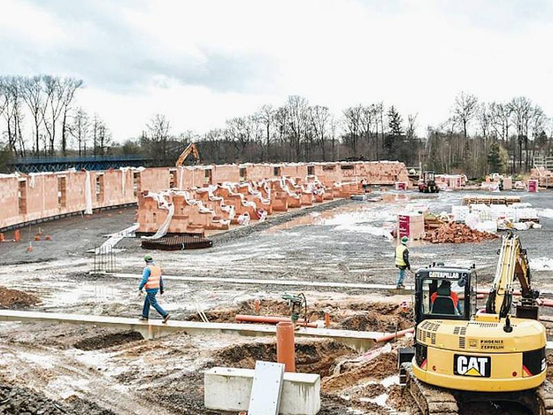 AREÁL MAŠKOVY ZAHRADY už mění svou tvář. Do podzimu by zde měl vyrůst krytý zimní stadion s kapacitou 350 lidí.