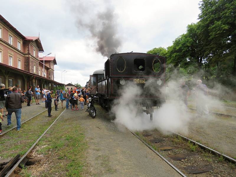 Soupravu historických vozů vedla o druhém srpnovém víkendu parní lokomotiva Babička - 310.0134.