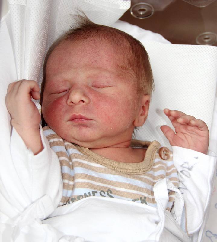 JAROSLAV MOC se narodil Gabriele a Josefovi 26. července ve 21.27 hodin. Vážil 3,12 kilogramu a měřil 50 centimetrů. Rodina bude bydlet ve Vítězné-Komárově.