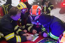 Ve východních Krkonoších pokračuje pátrání po matce s dítětem. Velitelé hasičů z Pece pod Sněžkou, Horního Maršova a Mladých Buků při poradě.