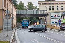 V úterý 1. srpna začala dopravní uzavírka v Trutnově na silnici I/16 v ulici Na Struze kvůli rekonstrukci skleněné lávky.