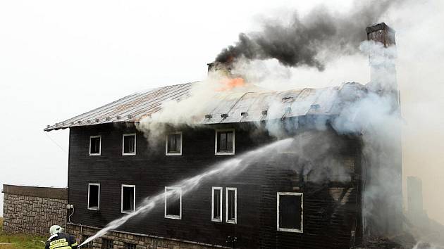 V pondělí 1. srpna dopoledne vyhořela v Krkonoších Petrova Bouda.