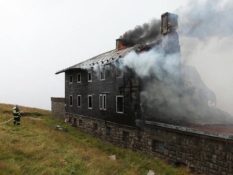 V pondělí 1. srpna dopoledne vyhořela v Krkonoších Petrova Bouda.