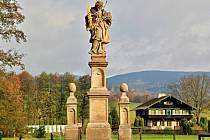 V Mladých Bukách představili opravenou barokní sochu, která je národní kulturní památkou. Restauroval ji Ondřej Sklenář z Lužan.