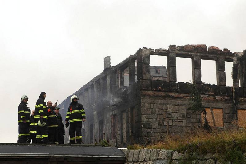 V pondělí 1. srpna dopoledne vyhořela v Krkonoších Petrova Bouda.