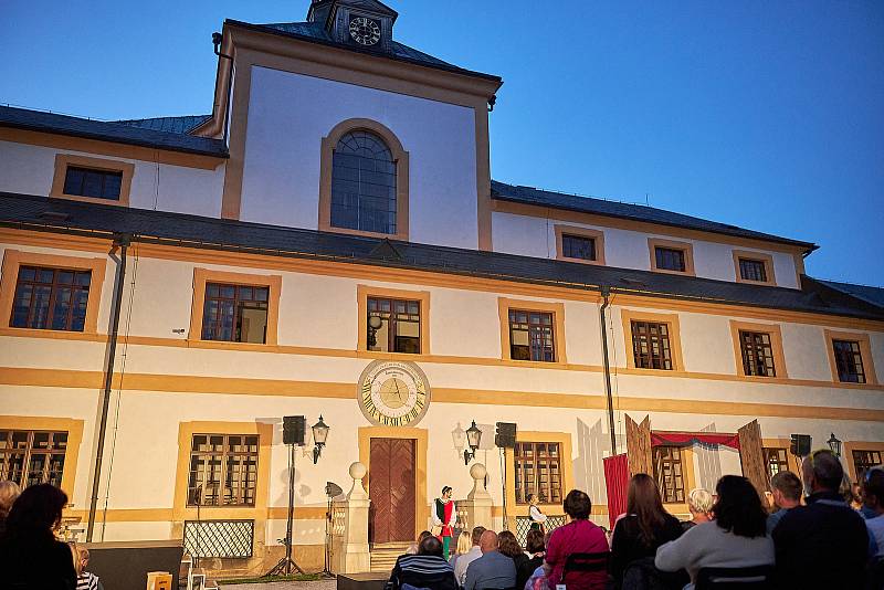 Prostředí barokního areálu hospitálu Kuks se proměnilo v jeviště muzikálu Noc na Karlštejně.