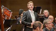 Tenor Petr Nekoranec oslnil trutnovské Uffo. Doprovázel ho Symfonický orchestr Českého rozhlasu, který dirigoval Američan William Kelley.