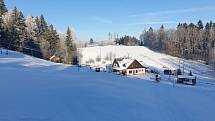 Do skiareálu v Radvanicích vyrazily letos převážně rodiny s dětmi. Hlavní sjezdovku přepůlil plotem majitel pozemku.