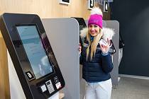 Digitalizace už i na lyžích. Skiareál zavádí v lyžařském středisku ve Špindlu samoobslužné pokladny.