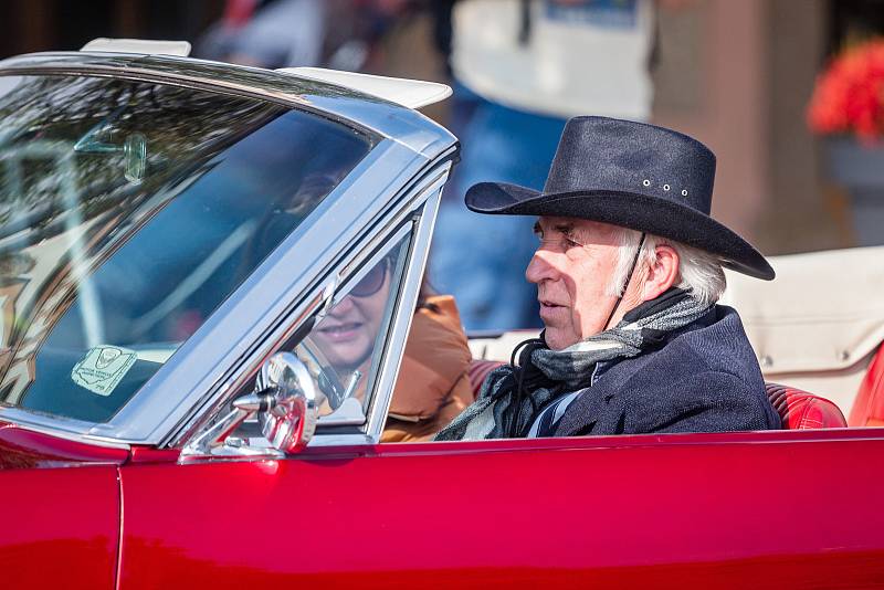 Veteran Car Club Dvůr Králové nad Labem pořádal přehlídku a jízdu historických vozidel Než vypustíme vodu z chladiče.