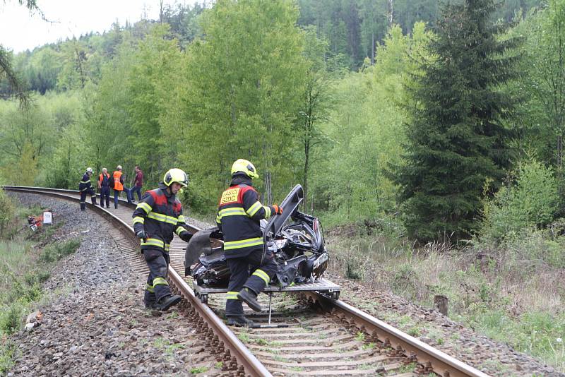 Tragická nehoda na železničním přejezdu v Bílé Třemešné.