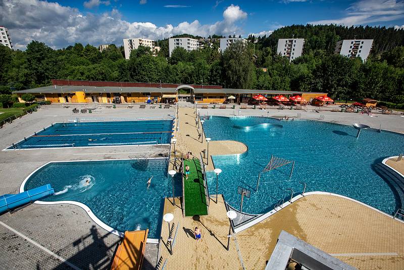 V úterý 30. června bylo poprvé otevřeno veřejnosti letní koupaliště v Trutnově po rozsáhlé roční rekonstrukci.
