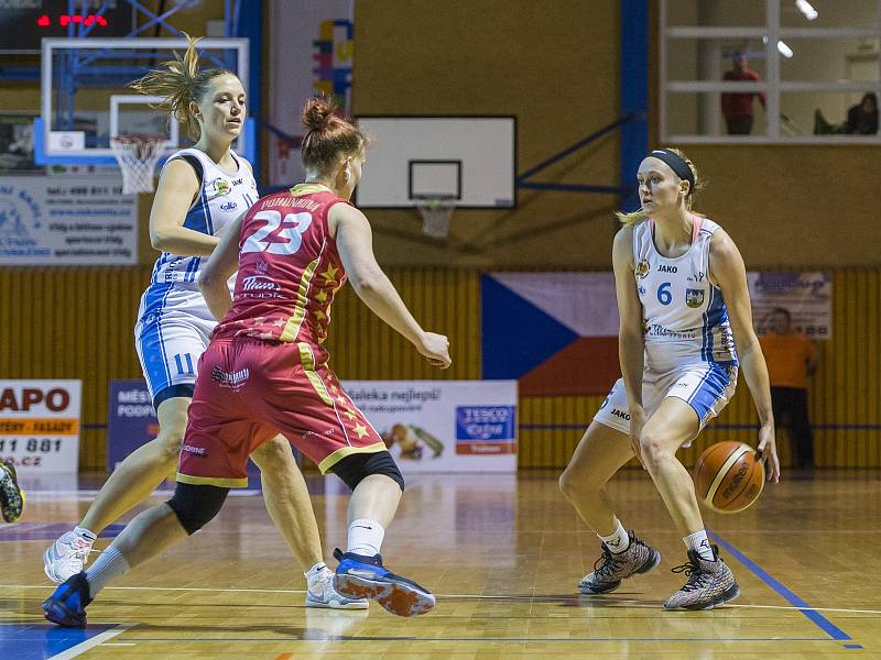 Basketbalistky Trutnova ve výborném ligovém utkání dosáhly cenného vítězství proti pražské Slavii