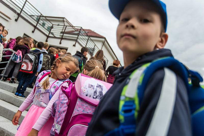 První školní den vykročili žáci v Bílé Třemešné do nové budovy. Její výstavba stála 85 milionů korun.