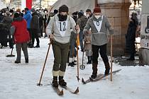 Herci Marek Adamczyk (vlevo) a Kryštof Hádek při natáčení filmu Poslední závod, který vypráví příběh lyžařů Hanče, Vrbaty a Ratha, na náměstí v Hostinném v neděli 28. února.