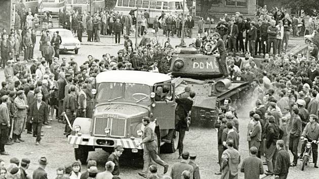 Srpen 1968. Jan Braun stojí na tanku, který Trutnovští právě strhli z podstavce.