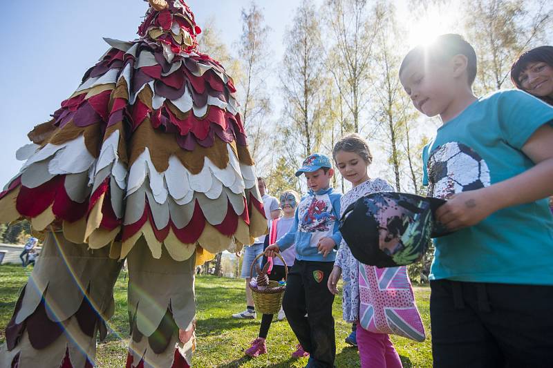 Lov velikonočních vajíček v trutnovském kempu Dolce.