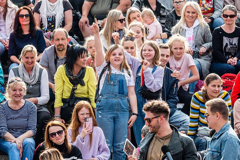 Hvězdy televizního seriálu ZOO zahájily letní sezonu v Safari Parku Dvůr Králové, Eva Burešová měla koncert.