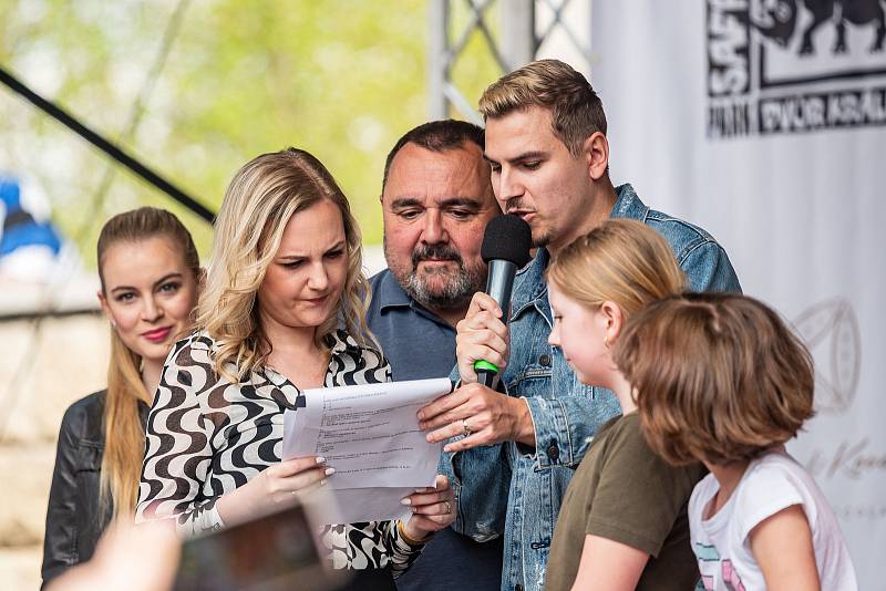 Hvězdy televizního seriálu ZOO zahájily letní sezonu v Safari Parku Dvůr Králové, Eva Burešová měla koncert.