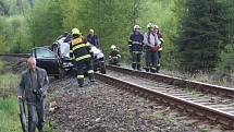 Tragická nehoda. Na železničním přejezdu v Bílé Třemešné rychlík smetl v pondělí přes osmou hodinou ráno osobní auto. Řidička zemřela.