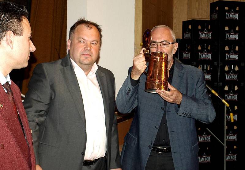 Degustace nové desítky Tambor - sládek Martin Vrba, majitel pivovaru Nasik kiriakovský, ředitel Deníku Východní Čechy Karel Tejkl (zleva)