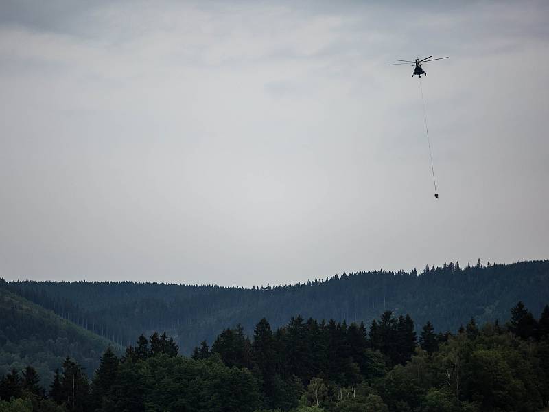 V Černém Dole na Trutnovsku byly usazeny nové stožáry elektrického vedení. Kvůli nepřístupnému terénu pro jeřáb musel stožáry usadit speciální vrtulník.