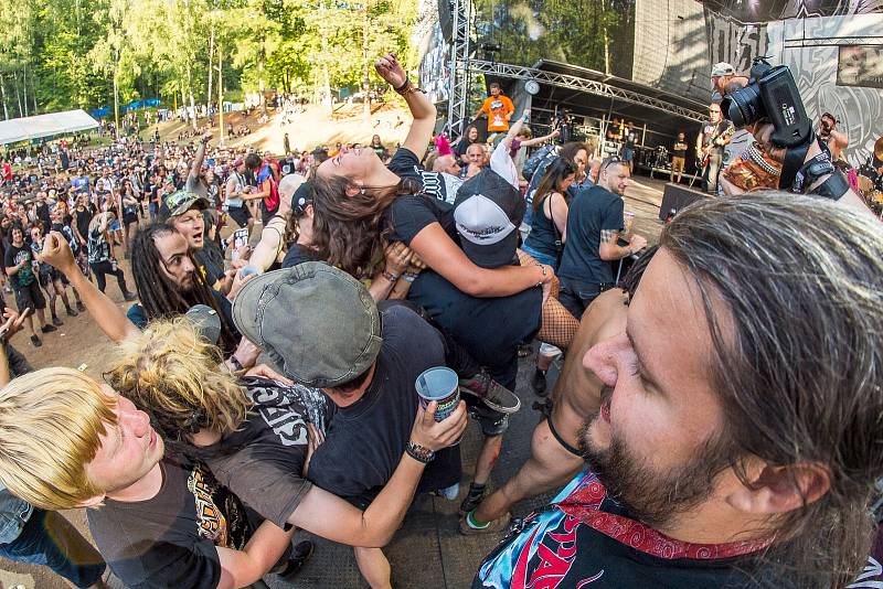 V Trutnově se rozjel festival nejtvrdší hudby Obscene Extreme. Potrvá do neděle, představí se při něm bezmála devadesát kapel z celého světa.